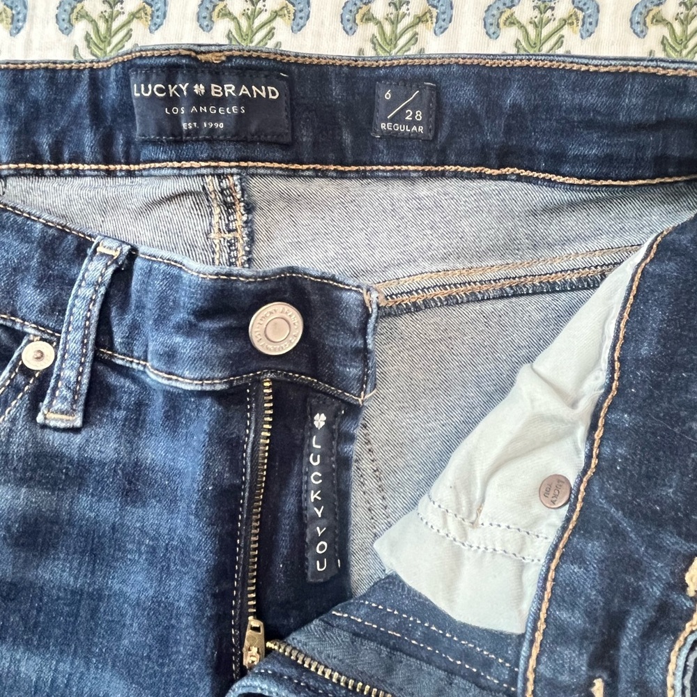 Lucky Brand Women's Dark Blue Denim Jeans straight cut.
